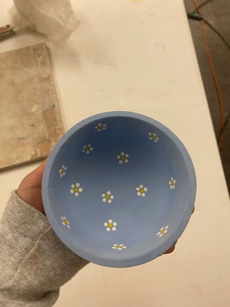 Painted Pottery Ideas Bowl, Ceramics Painting Ideas Easy, Pottery Cup Ideas Design, Bowl Pottery Design, Pottery Inspo Bowls, Paint Own Pottery Ideas, Cute Bowl Designs Painted, Minimal Pottery Painting, Basic Pottery Painting Ideas