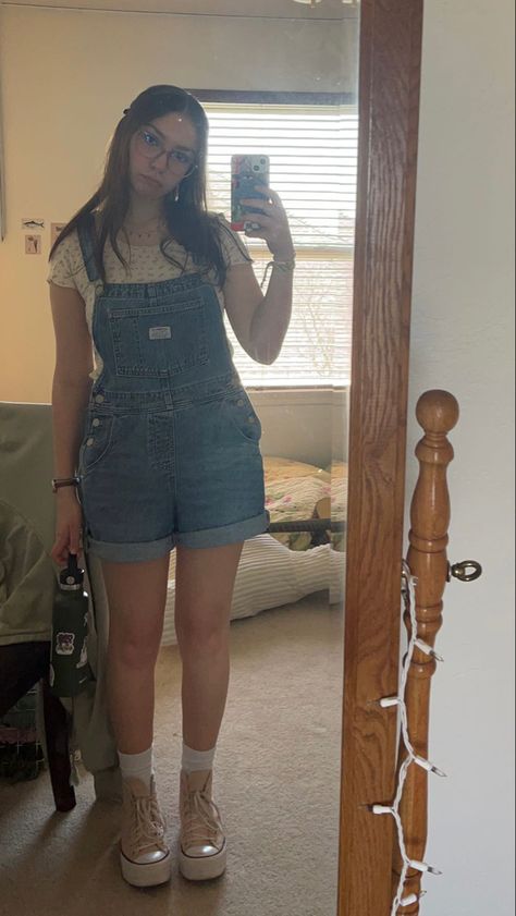 Summer Outfits With Overalls, Styling Overall Shorts, Ankle Converse Outfits, Cute Overall Shorts Outfits, Denim Dungarees Outfit Shorts, How To Style Short Overalls, Short Dungarees Outfit Summer, Overalls Outfit Summer Shorts, Overall Short Outfits