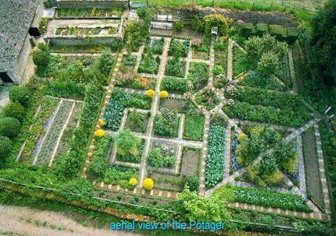 Co Co's Collection: Potager formal vegetable garden Plantarea Legumelor, Parterre Garden, Kitchen Gardens, Potager Garden, Garden Design Layout, Garden Wallpaper, Urban Farm, Flower Garden Design, Veg Garden