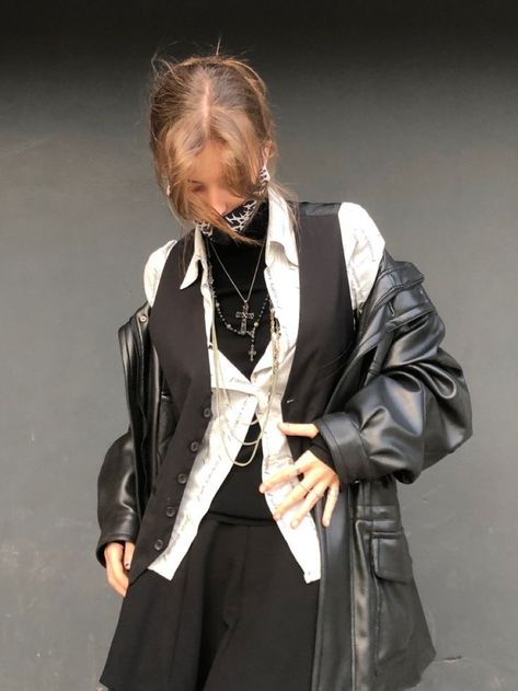 Winter Button Up Shirt Outfit, Sheer Outfit Ideas, Punk Rock Outfits For Women, Visual Kei Outfit Ideas, Layering Outfits Aesthetic, Winter Alt Outfits, Look 80s, Label M, T Shirt Outfit