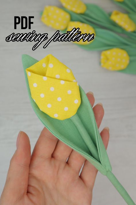 To make 7 tulips we need: - fabric for flowers 105cm (41 1/2") x 18cm (7"); - fabric for stems 32cm (12 1/2") x 23cm (9"); - fabric for leaves 55cm (21 1/2") x 33cm (13"); - chenille wire; - threads for sewing; - filler for toys. Fabric Tulips Diy How To Make, Fabric Tulips Tutorial Free Pattern, Fabric Flowers Diy Easy, Fabric Tulips, Easy Fabric Flowers, Flower Fabric Pattern, Diy Makeup Bag, Fabric Leaves, Making Fabric Flowers