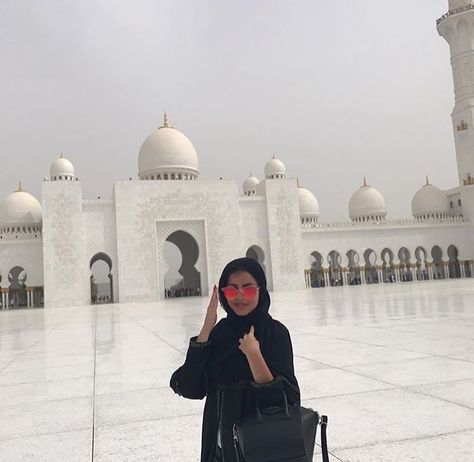 Dubai Mosque Outfit, Dubai Girl Aesthetic, Allahs Creation, Sheik Zayed Mosque, Dubai Photography Ideas, Arabian Outfit, Dubai Street, Aesthetic Outfits Hijab, Dubai Outfits Ideas