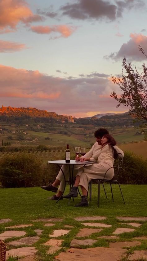 Fotografi Digital, A Bottle Of Wine, Italy Aesthetic, Bottle Of Wine, Tuscany Italy, Alam Yang Indah, Future Life, Couple Aesthetic, Cute Couple Pictures