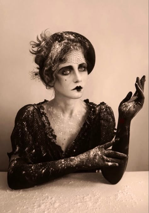 Victorian Makeup, Dark Cabaret, 1920s Makeup, Dark Circus, Black And White Photograph, Goth Makeup, Vintage Makeup, Dark Beauty, Victorian Gothic