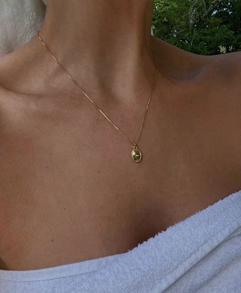 Gold Jwellary Aesthetic, Gold Jewelry Pale Skin, Vintage Necklace Aesthetic, Necklace Design Ideas, Gold Necklace Design, Women Gold Necklace, Pretty Jewelry Necklaces, Gold Necklace Simple, Real Gold Jewelry