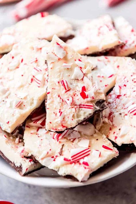 Easy 4-Ingredient Peppermint Bark Recipe - House of Nash Eats Quick Holiday Treats, Peppermint Bark Recipe, White Chocolate Peppermint Bark, Homemade Peppermint Bark, Desserts Quick, Peppermint Bark Recipes, Christmas Candy Easy, Chocolate Peppermint Bark, Easy Holiday Treats