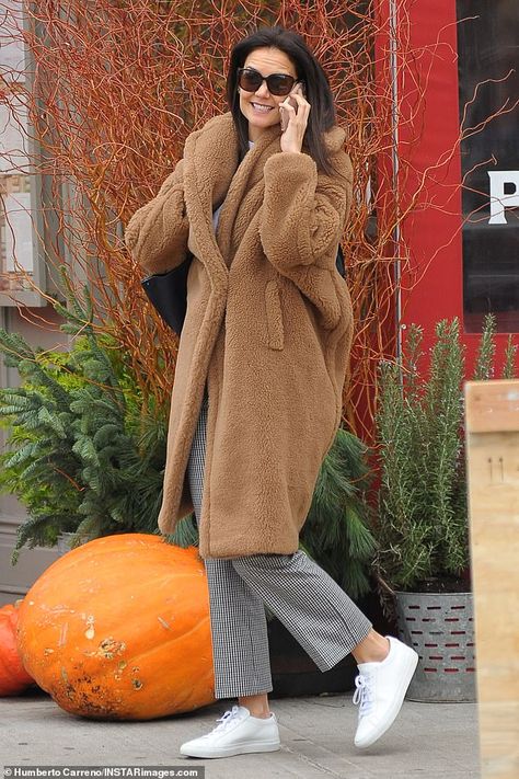 Teddy Outfit, Katie Holmes Style, Camel Coat Outfit, Suri Cruise, Long Faux Fur Coat, Tan Coat, Celebrities Photos, Thanksgiving Pumpkin, Checked Trousers