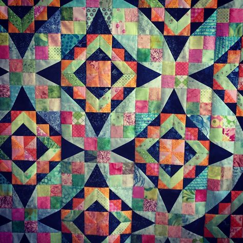 Craftication: Bonnie Hunter's En Provence Mystery Quilt Bonnie Hunter Mystery Quilt 2022, Mystery Quilt Patterns Free, Bonnie Hunter Quilts, Bonnie Hunter Mystery Quilt, Quilt Business, Bonnie Hunter Scrap Quilts, Mystery Quilt Patterns, Hst Quilt, Improv Quilts