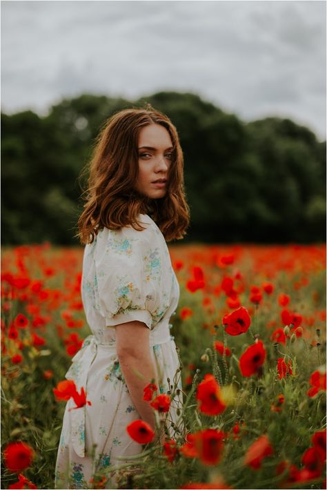 Creative Wedding Pictures, Beauty Fotografie, Bridal Photography Poses, Nature Photoshoot, Fashion Model Photography, Photographie Portrait Inspiration, Ski Outfit, Poppy Field, Photography Poses Women