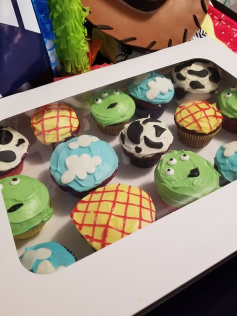 Toy Story Cloud Cupcakes, You Story Cupcakes, Toy Story Cake And Cupcakes, Toy Story Cake And Cupcake Ideas, Buzz And Woody Cupcakes, Toy Story Cupcakes Diy, Woody Cupcakes Toy Story, Toy Story Woody Cake, Toy Story Alien Cupcakes