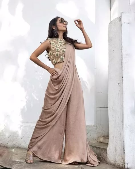 Unique, New Ways Of Draping A Saree That We Spotted Off Recently | WedMeGood Draping Ideas, Draping Styles, Saree Draping Styles, Saree Draping, Salwar Kamiz, Indian Gowns Dresses, Traditional Indian Outfits, Indian Gowns, Ethnic Outfits