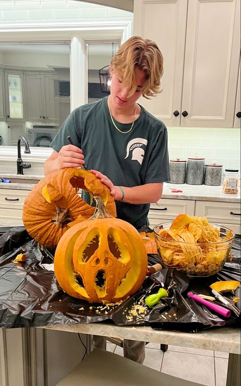 Pumpkin Carving Pose Reference, Pumpkin Carving Boyfriend, Pumpkin Carving Couples, Pumpkin Carving With Boyfriend, Couples Carved Pumpkins, Couple Halloween Ideas, Pumkin Carving Ideas, Boyfriend Halloween, References Photos