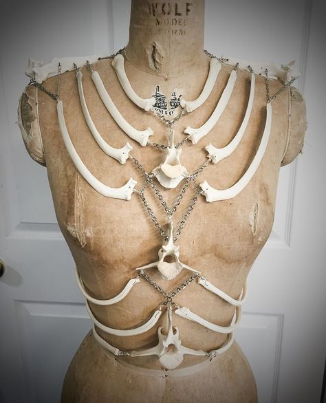 Bone Clothes Aesthetic, Diy Bone Jewelry, Bone Witch Costume, Bone Jewelry Aesthetic, Bone Headpiece, Bone Crafts Diy, Bone Jewelry Diy, Bone Harness, Bone Art Diy