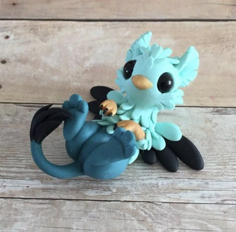 Aqua gryphon by Dragonsandbeasties Polymer Clay Fantasy Creatures, Air Dry Clay Dragon, Clay Dragon Easy, Phoenix Creature, Cute Polymer Clay Animals, Polymer Clay Creatures, Fantasy Clay, Crea Fimo, Clay Creatures