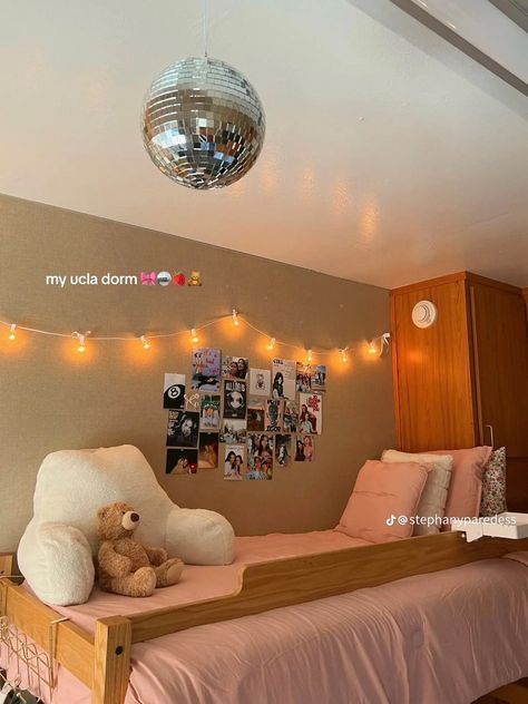 Elle Woods Dorm Room, Utampa Dorm Room, Guelph University Dorms, Ucla Dorm Room, Room Designs Aesthetic, University Dorm Aesthetic, Dorm Room Designs Aesthetic, Ucla Aesthetics, Dorm Room Designs College