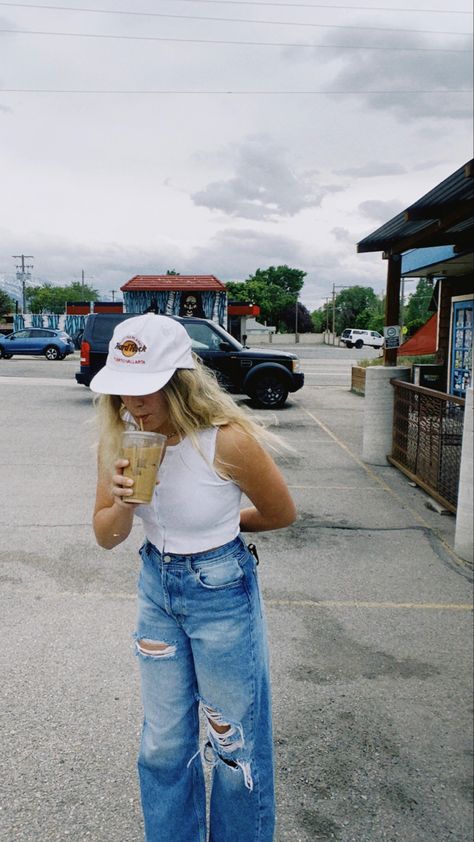 Flat Rimmed Hat Outfit, Hat Astethic, Flat Bill Hat Outfit, Snap Back Hats Outfit Women, Flat Bill Hats For Women Outfit, 5 Panel Hat Outfit, Cap Pics, Baseball Hat Outfit, Skater Outfit