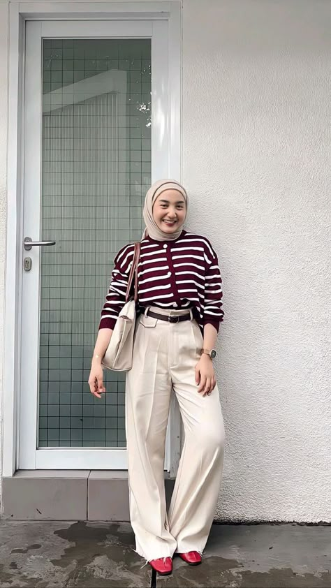 Mix And Match Outfits Hijab, Outfit Ngampus, Ootd Hijab Style, Maroon Outfit, Ootd Hijab Casual, Outfit Hijab Casual, Stylish Outfits Casual, Street Hijab Fashion, Hijab Style Casual