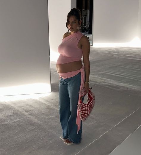 Kylie Jenner Maternity Outfits, Baby Mama Outfits, Pregnant Club Outfits, Pregnant Holiday Outfit Summer, Mom Baby Shower Outfit, Pregnant Fashion Outfits, Baddie Maternity Outfits, Going Out Pregnancy Outfits, Pregnant Going Out Outfit