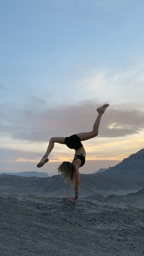 Girl doing handstand in Utah on a ridge. In Caineville Utah. Walking Handstand, Tumbling Aesthetic Photos, Gymnastics Asethic Photos, Hand Stand Aesthetic, Handstand Walk, Vision Board Gymnastics, Handstand Poses, Handstand Aesthetic, Sporty Girl Aesthetic