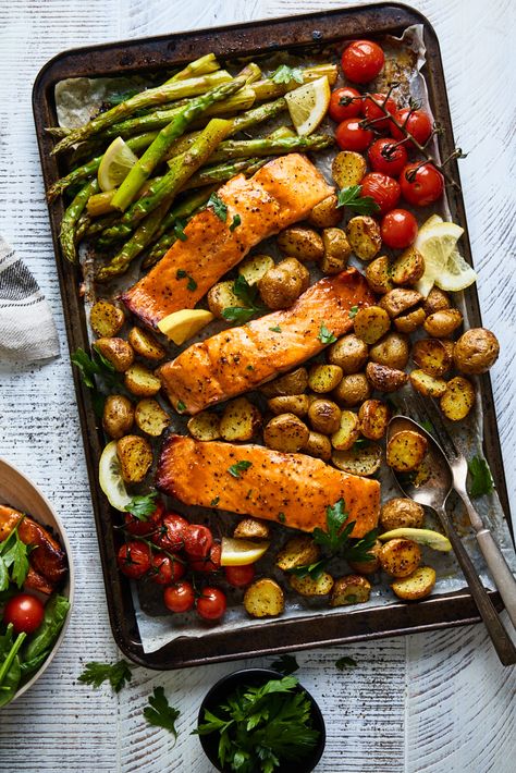 Salmon Potatoes, Side Dishes For Salmon, Prep Food, Recipes Fish, Plats Healthy, Meal Inspiration, Salmon Potato, Quick Dinners, Dinner Meal