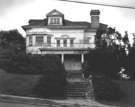 The Flavel House on the Oregon Coast Has a Haunting History Haunted Oregon, Faded Memories, Haunted Locations, Derelict House, Real Haunted Houses, Houses In America, Oregon Life, Victorian Vampire, Astoria Oregon