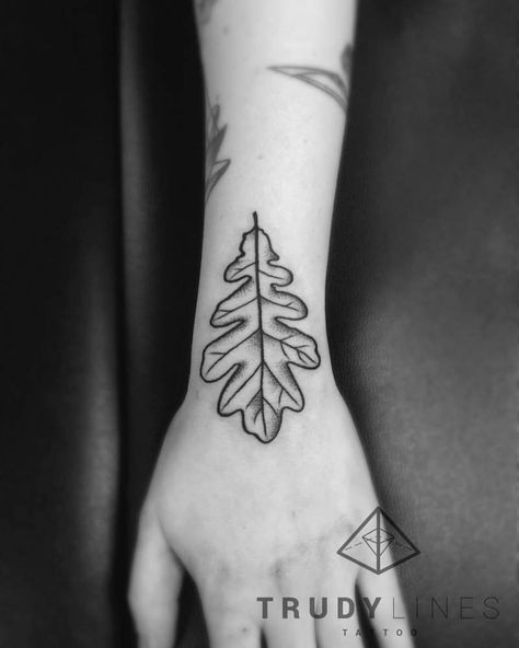 Leaf Tattoo Meaning, Oak Leaf Tattoo, Oak Leaf Tattoos, Hand Tattoos Pictures, Hand Tattoo Images, Tree Tat, Marriage Tattoos, Stag Tattoo, Leaf Tattoo