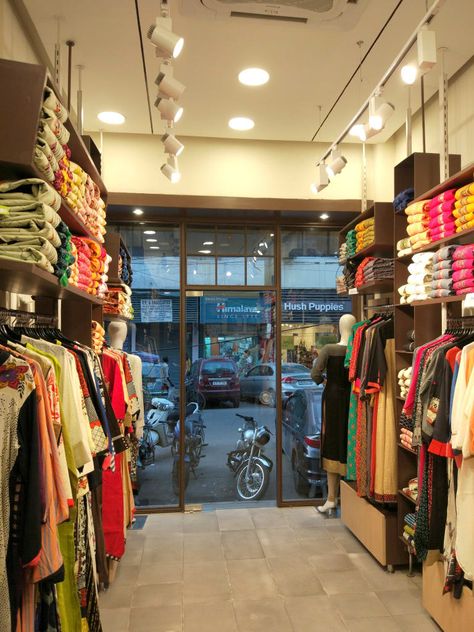 Interior Of Boutique Store Design, Small Clothes Store Design, Clothes Shop Interiors Ideas, Kurti Display Ideas In Shop, Beautique Interior Design, Small Cloth Shop Design, Small Fashion Boutique Interior Design, Small Shop Design Retail Stores Ideas, Small Cloth Shop Interior Design