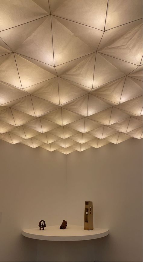 Akari, designer Isamu Noguchi Noguchi Hanging Lamp, Noguchi Ceiling Lamp, Noguchi Lamp, Glitter Room, Fabric Ceiling, Metal Ceiling Lighting, Living Room Warm, Light Study, Isamu Noguchi