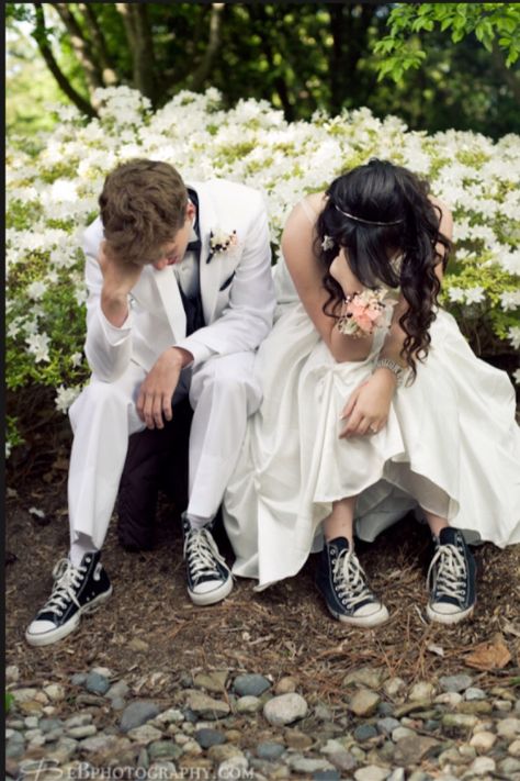 I want to do this for Spring Formal with converse!! Prom Pictures Couples Black, Prom Pictures Group, Prom Portraits, Photography Ideas For Couples, Prom Photo Ideas, Prom Picture Ideas, Prom Pictures Couples, Matric Farewell, Prom Goals