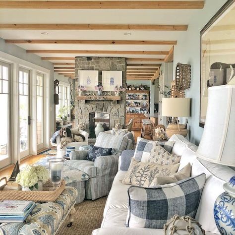 Budget Bedroom Decor, Living Room Wall Decor Ideas, Maine Cottage, Room Wall Decor Ideas, Budget Bedroom, Sitting Rooms, Free Budget, Interior Design Work, Seaside Cottage