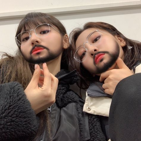 Odd Eyes, Olivia Hye, South Korean Girls, Carnival Face Paint, Girl Group, My Girl, Halloween Face Makeup, Moon, On Twitter