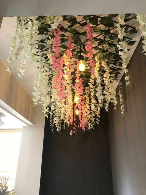 Home decor aesthetics plants-living room corner ideas home decor plants Fake Flower Ceiling Decor, Wisteria Bathroom Decor, Painting Shelves Ideas Diy, Fake Flowers Wall Decor, Ceiling Flower Decoration, Flower Ceiling Diy, Ceiling Flower Design, Room Corner Ideas, Hanging Flower Decor