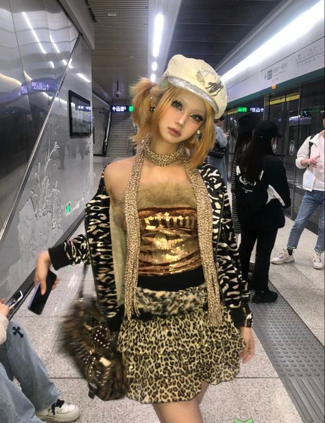 Modern Gyaru Fashion, Roma Gyaru Outfit, Gyaru Work Outfits, Guyru Fashion Style, Gyaru Fashion 90s, Prim And Proper, Trashy Outfits, 일본 패션, Gyaru Fashion