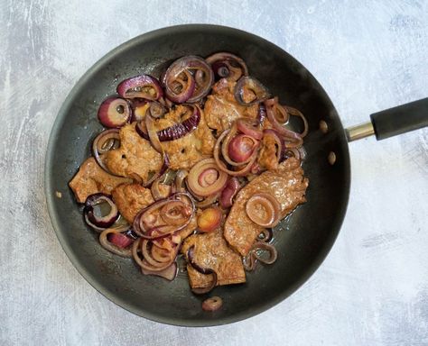 Dinner Meal Recipes, Calves Liver, Fried Liver, Red Onion Recipes, Liver And Onions, Liver Recipes, School Dinners, Onion Gravy, Beef Liver