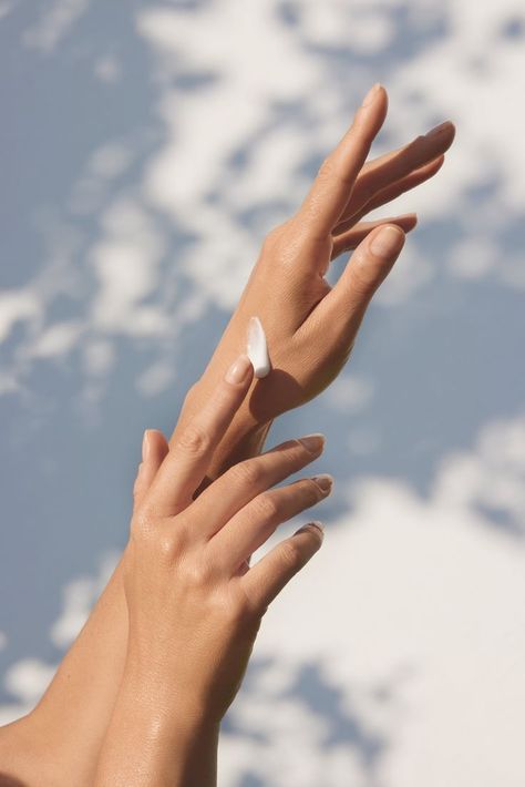 Healthy Skin Hand Model Aesthetic, Clean Hands Aesthetic, Perfect Hands Aesthetic, Hand Care Aesthetic, Soft Hands Aesthetic, Wellness Aesthetic Photography, Oily Acne Prone Skin Care, Hand Cream Aesthetic, Mask For Acne Skin