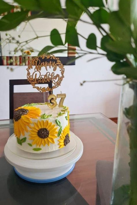 Sunflowers Birthday Cake, Sunflower Bday Cake, Cake Designs Sunflower, Sunflower First Birthday Cake, Sunflower Buttercream Cake, Sunflowers On Cake, Sunflower Cake Designs Birthday, Birthday Cake With Sunflowers, Sunflower Cake Birthday Simple