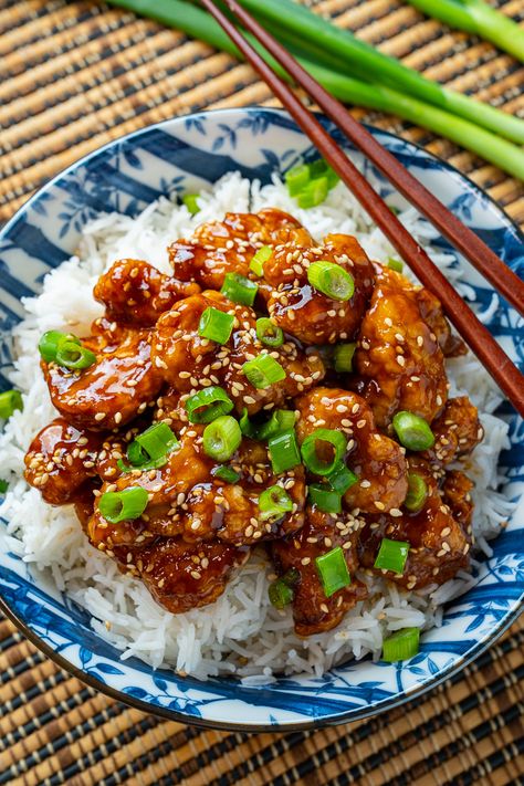 Crispy chicken in a quick, easy and tasty sesame sauce! Closet Cooking, Sesame Chicken Recipe, Easy Chicken Dinner Recipes, Easy Chinese Recipes, Asian Chicken, Sesame Chicken, Chinese Dishes, Asian Foods, Chinese Recipes