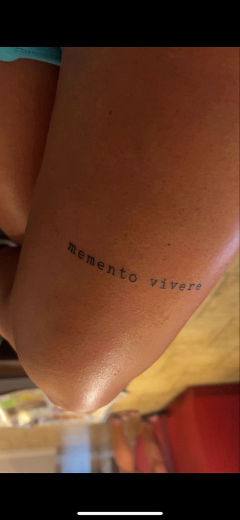 Latin for “remember to live” above left knee Remember To Live Tattoo Latin, Top Of The Knee Tattoos Women, Words Knee Tattoo, Small Leg Tattoos Women Above Knee, Leg Phrase Tattoo, Women Tattoo Above Knee, Above Tattoo Knee, Small Above The Knee Tattoos Women, Leg Name Tattoos For Women