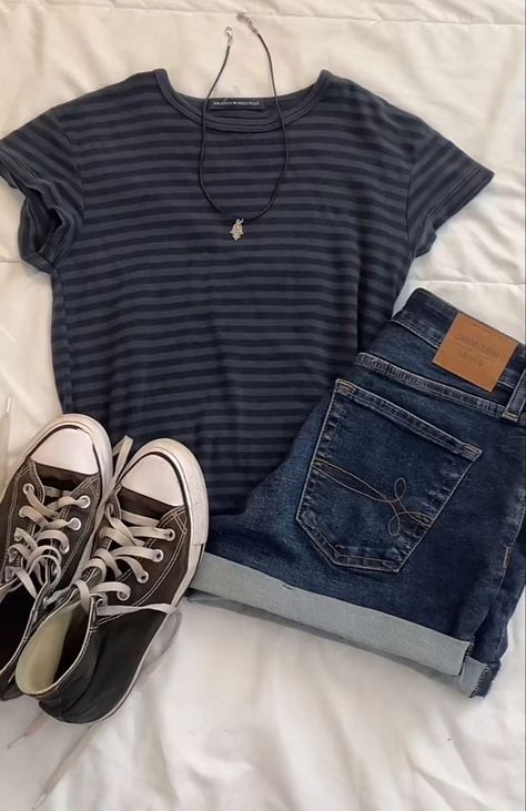 Stripes Outfit, Converse Fashion, Downtown Outfits, Y2k Shorts, Bella Swan, Rory Gilmore, Canvas Shoes Women, Downtown Girl, Swaggy Outfits