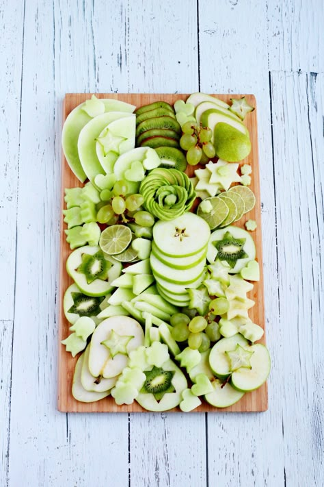 Fruit Platter For Kids, Green Food Party, Fruit Boards, Green Snacks, Fruit Platters, Charcuterie Inspiration, Honeydew Melon, Color Party, Charcuterie And Cheese Board