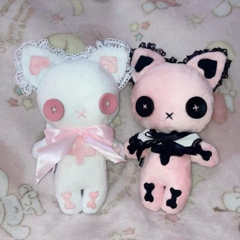 Creepy Cute Plushies, Goth Stuffed Animals, Goth Pink Aesthetic, Simple Plushie Patterns, Creepy Plushies, Hay Bale Art, Diy Plushies, Creepy Stuffed Animals, Doll Plushies