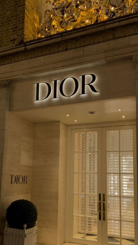 Aesthetic Pictures Designer Brands, Luxury Brands Shopping Aesthetic, Rich Gold Aesthetic, Designer Brands Aesthetic, Aesthetic Luxury Brands Wallpaper, Dior Store Aesthetic, Luxury Brands Aesthetic, Christian Dior Aesthetic, Paris Luxury Shopping Aesthetic