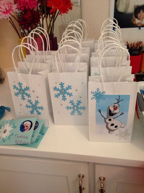 Birthday Party Treat Bags, Treat Or Trick, 4de Verjaardag, Olaf Birthday, Elsa Birthday Party, Frozen Bday Party, Disney Frozen Birthday Party, Frozen Birthday Party Ideas, Disney Frozen Party