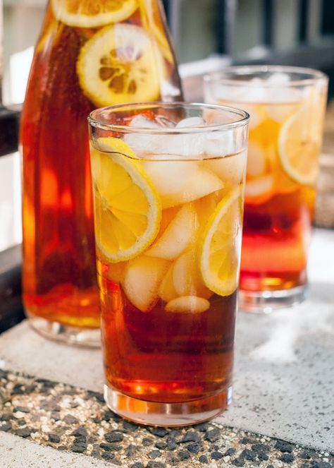 How To Make Classic Southern Sweet Tea. Need recipes and ideas for summer parties and bbqs? Refreshing homemade drinks like this are always a hit at tailgates, backyard barbeques, and holidays like memorial day or the 4th of july. You'll need tea bags like lipton, water, and sugar. No need to go to chick fil a or mcdonald's. Big batch to feed a crowd with a pitcher! #drinks #sweettea #southernrecipes #southernfood Sweet Tea Cocktail, Sweet Tea Recipes, Southern Sweet Tea, Making Iced Tea, Iced Tea Recipes, Tea Cocktails, Homemade Drinks, Tea Sandwiches, Cooking Lessons