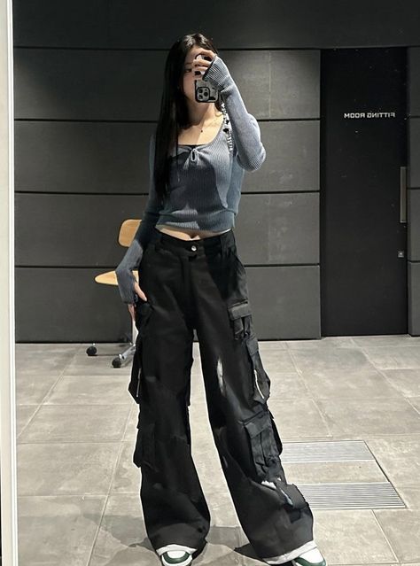 Kpop Dance Practice Outfits, Kpop Dance Outfits, Asian Streetwear, Dance Outfits Practice, Practice Outfits, Korean Casual Outfits, Black Cargo Pants, Huh Yunjin, Black Cargo