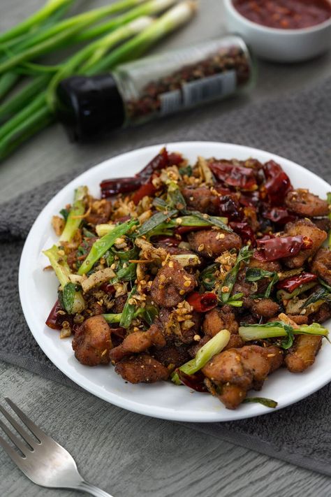 Laal Maas, Schezwan Chicken, Non Veg Food, Szechuan Recipes, Cumin Chicken, Szechuan Chicken, Starter Dishes, Indo Chinese Recipes, Fried Rice Noodles