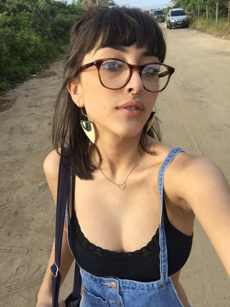 Maju Trindade Glasses Bangs, Bangs And Glasses, Trendy Haircuts, Wearing Glasses, Short Blonde, Grunge Hair, Long Bob, Trendy Hairstyles, Hairstyles With Bangs