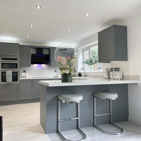 Grey Kitchen Diner Ideas, Grey Kitchen Astethic, Grey Themed House, Grey And White Kitchen Ideas Modern, Grey Kitchen Diner, Designer Kitchen Ideas, Grey Kitchen Decor Ideas, Modern Bedroom Wardrobe Ideas, Grey Kitchen Ideas