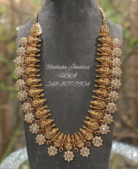 Bottu Mala, Fashion Jewelry Necklaces Gold, Gold Jewelry Prom, Coral Jewelry Set, Indian Wedding Jewelry Sets, Gold Temple Jewellery, Diamond Wedding Jewelry, Temple Jewelry, Antique Jewellery Designs