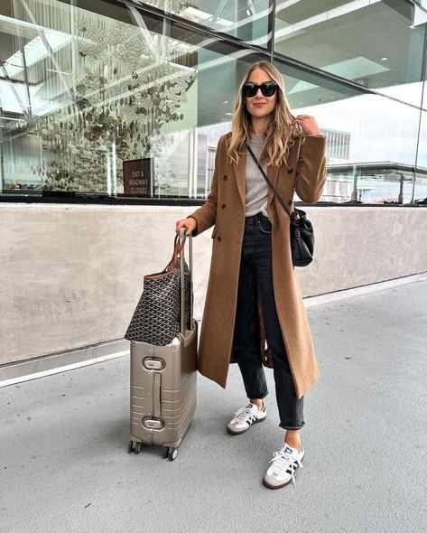 Travel outfits Trent Coat, Comfortable Airport Outfit, Chic Airport Outfit, Comfortable Travel Outfit, Airport Travel Outfits, Fall Travel Outfit, Adidas Samba Outfit, Fashion Travel Outfit, Main Character Energy